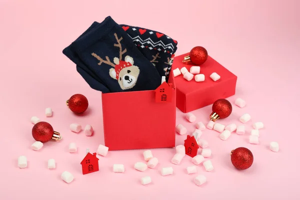 Weihnachtskomposition Mit Socken Auf Rosa Hintergrund — Stockfoto