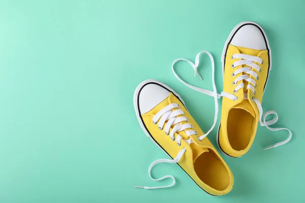Ζεύγος Κίτρινα Sneakers Φόντο Μέντα — Φωτογραφία Αρχείου
