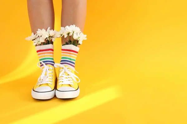 Jambes Féminines Baskets Chaussettes Avec Des Fleurs Sur Fond Jaune — Photo