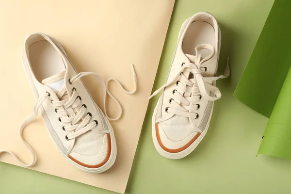 两种色调背景的米色运动鞋搭配 — 图库照片