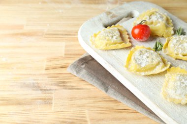 Ahşap arka planda ravioli pişirme kavramı
