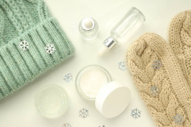 Beyaz arka planda kış kozmetik ürünleri içeren kompozisyon