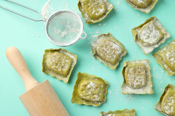 Conceito Cozinhar Ravioli Sobre Fundo Hortelã — Fotografia de Stock