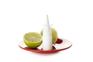 Burun spreyi ve beyaz arka planda izole edilmiş limonlu çay tabağı.
