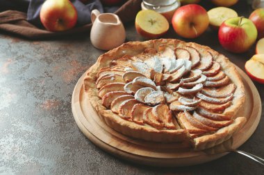 Arka planda elmalı turta ile lezzetli yemek kavramı