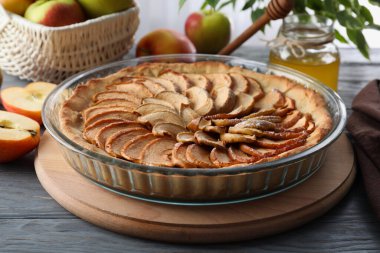 Tahta masada elmalı turta ile lezzetli yemek kavramı