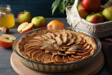 Tahta masada elmalı turta ile lezzetli yemek kavramı