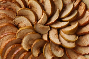 Elmalı turta arka planda, en üstte.