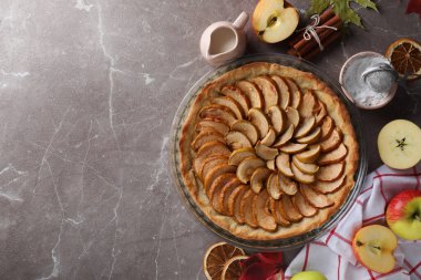 Arka planda elmalı turta ile lezzetli yemek kavramı