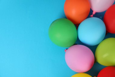 Mavi arkaplanda çok renkli balonlar, metin için boşluk