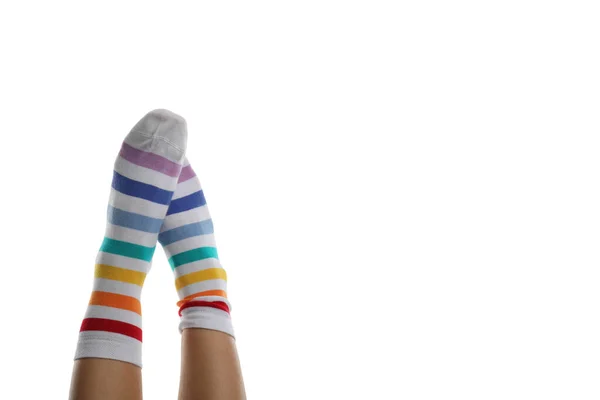 白い背景に隔離された虹の靴下の女性の足 — ストック写真