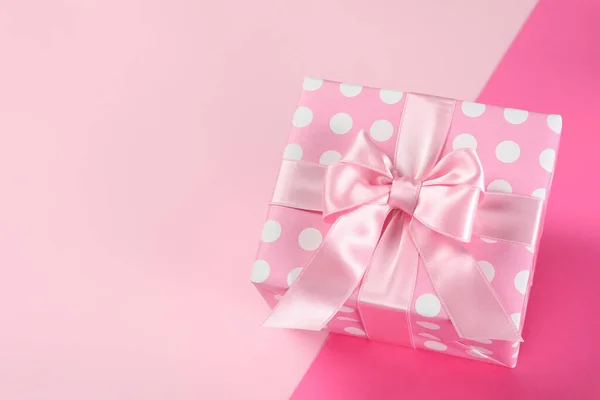 Rosa Geschenkbox Auf Zweifarbigem Hintergrund — Stockfoto