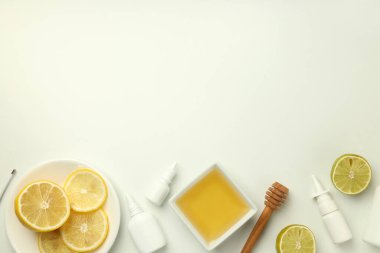 Beyaz arkaplanda grip tedavisi aksesuarları, metin için boşluk