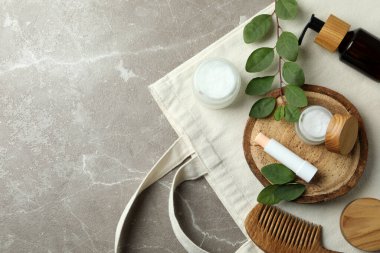 Gri dokulu arka planda ekolojik yüz bakımı kavramı