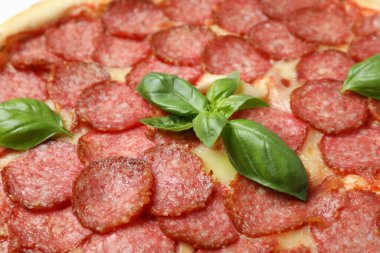 Salamlı pizza, yakın çekim ve seçici odaklanma