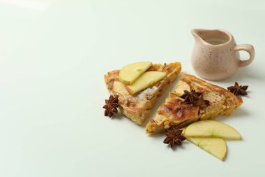 Beyaz arka planda elmalı turta ile lezzetli yemek kavramı