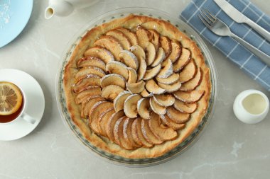 Arka planda elmalı turta ile lezzetli yemek kavramı