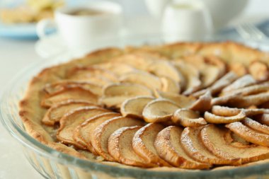 Arka planda elmalı turta ile lezzetli yemek kavramı