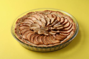 Sarı arka planda elmalı turta.