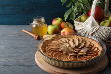 Tahta masada elmalı turta ile lezzetli yemek kavramı