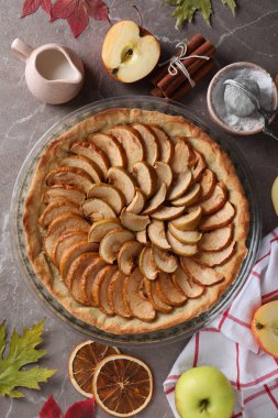 Arka planda elmalı turta ile lezzetli yemek kavramı