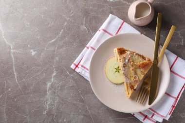 Arka planda elmalı turta ile lezzetli yemek kavramı