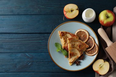 Ahşap arka planda elmalı turta ile lezzetli yemek kavramı