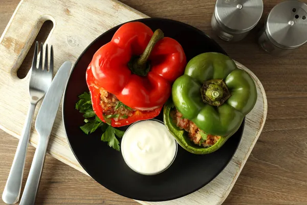 Doldurulmuş biberli lezzetli yemek kavramı