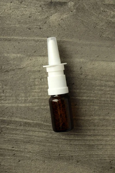Frasco Branco Spray Nasal Sobre Fundo Cinza Texturizado — Fotografia de Stock