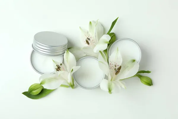 Eco Lip Balm Και Λουλούδια Λευκό Φόντο — Φωτογραφία Αρχείου