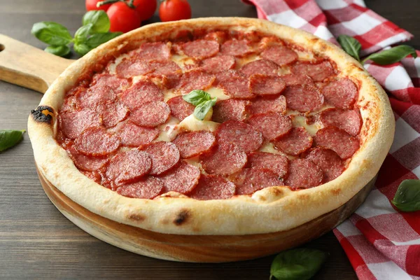 Ahşap arka planda salamlı pizza ile lezzetli yemek kavramı