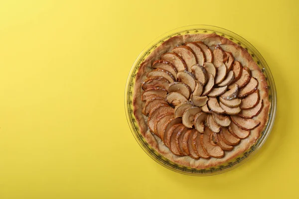 Plat Avec Tarte Aux Pommes Sur Fond Jaune — Photo