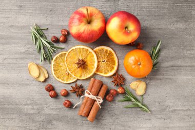 Ahşap zemin üzerinde sıcak şarap pişirmek için gerekli malzemeler