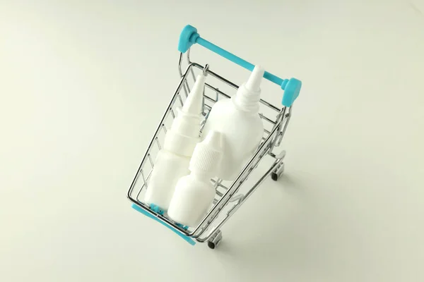Wózek Sklepowy Butelkami Aerozolu Nosa Białym Tle — Zdjęcie stockowe