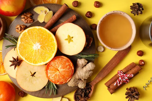 Sıcak şarap pişirmek için gerekli malzemeler, yakın çekim.