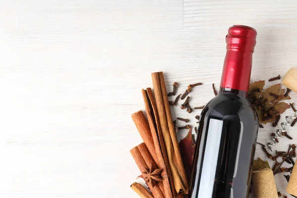 Ingredientes Para Cozinhar Vinho Quente Sobre Fundo Madeira Branca — Fotografia de Stock