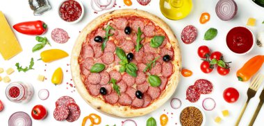 Beyaz arka planda salamlı pizza ile lezzetli yemek kavramı