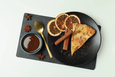 Beyaz arka planda elmalı turta ile lezzetli yemek kavramı