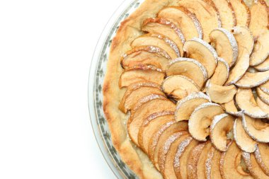 Beyaz arkaplanda izole edilmiş elmalı turta