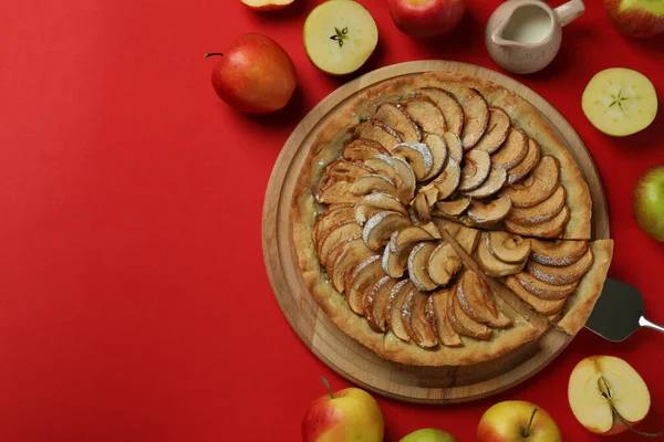 Concept Aliments Savoureux Avec Tarte Aux Pommes Sur Fond Rouge — Photo