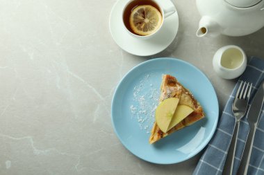 Arka planda elmalı turta ile lezzetli yemek kavramı