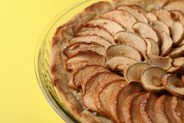 Sarı arka planda elmalı turta.