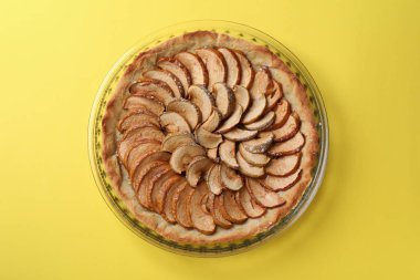 Sarı arka planda elmalı turta.