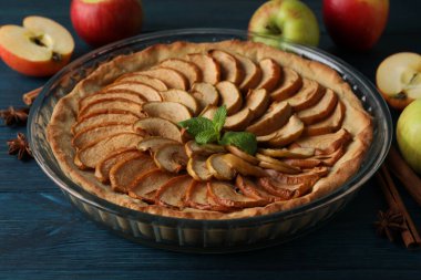 Ahşap arka planda elmalı turta ile lezzetli yemek kavramı