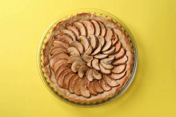 Sarı arka planda elmalı turta.