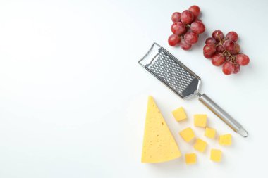 Beyaz arka planda sert peynirle yemek pişirme kavramı