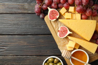 Ahşap arka planda sert peynirle yemek pişirme kavramı