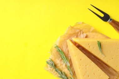 Sarı arka planda sert peynirle yemek pişirme kavramı