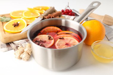 Beyaz arka planda sıcak şarap pişirme kavramı