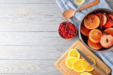 Gri arka planda sıcak şarap pişirme kavramı